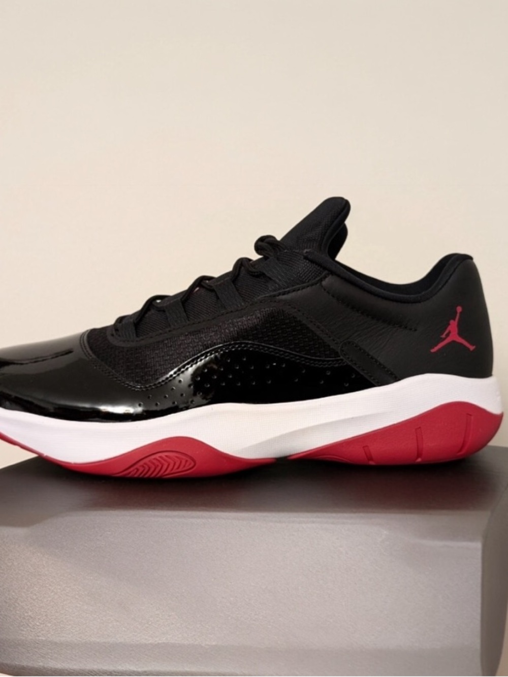 Jordan 11 4Y Boys Low-Top Black/Red Basketball Sneaker